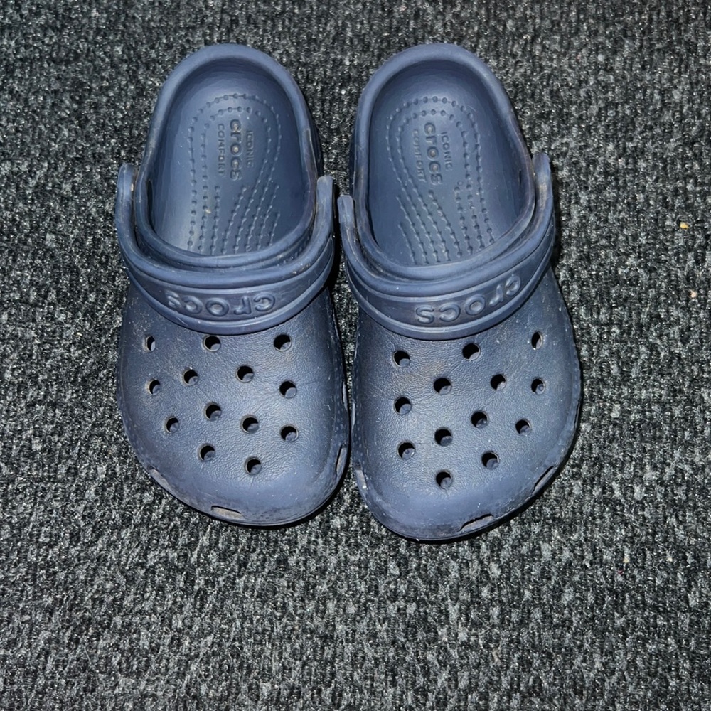 Size 8 toddler croc, navy blue